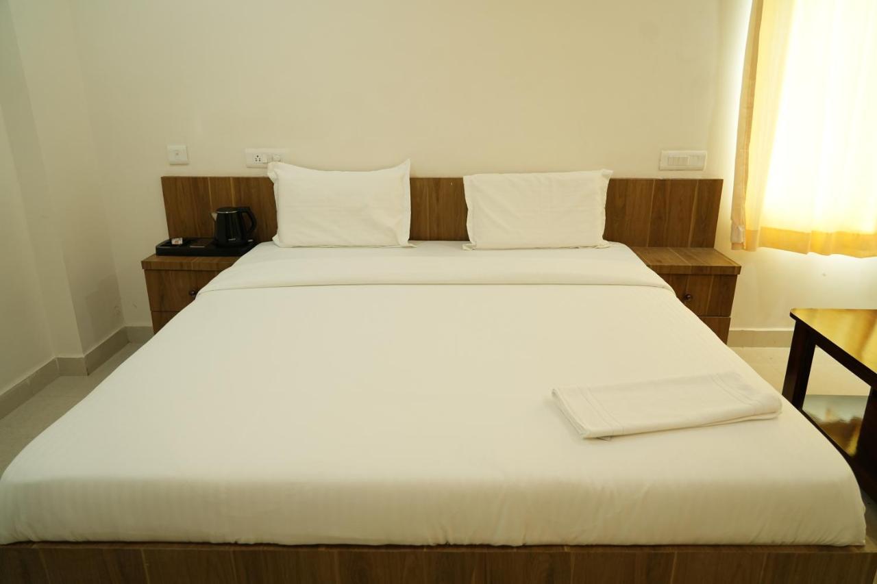 5 Star Grand- Premium Hotell Shamshabad Exteriör bild