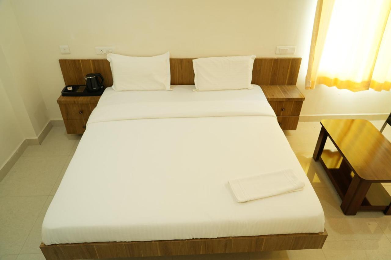 5 Star Grand- Premium Hotell Shamshabad Exteriör bild