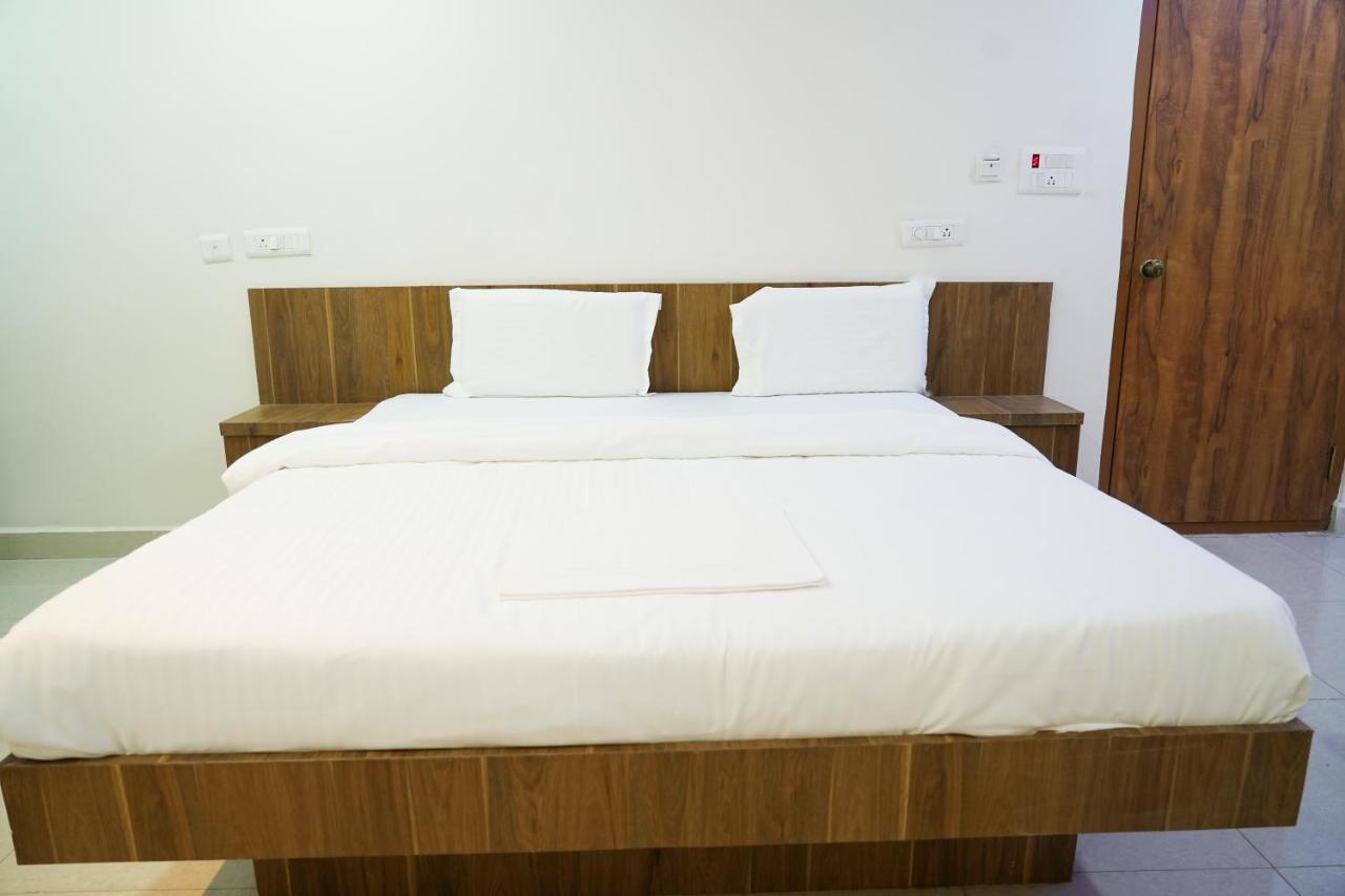 5 Star Grand- Premium Hotell Shamshabad Exteriör bild